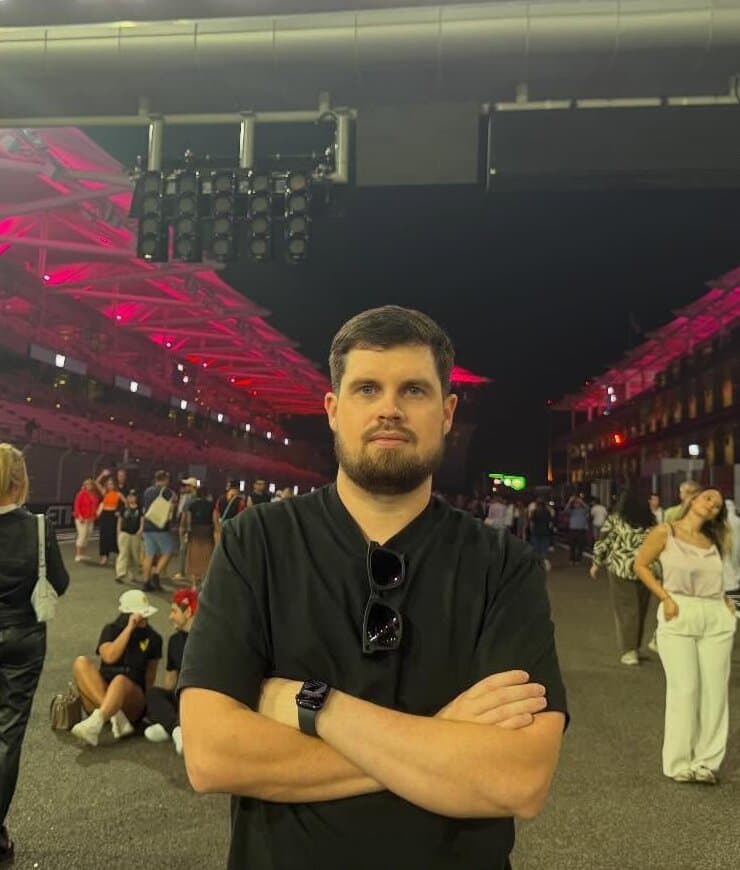 Александр Верхозин на стартовой прямой трассы Формулы-1 в Абу-Даби